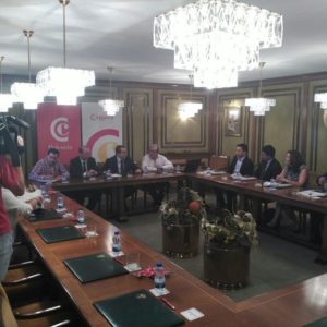 Sonia Lalanda con los representantes de los empresarios chinos