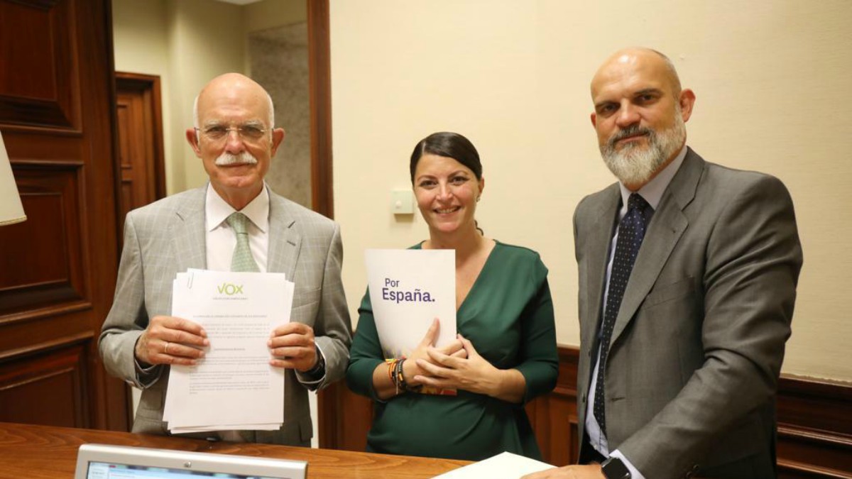 Los diputados, Agustín Rosety y Victor Sánchez del Real junto a la secretaria general del GP VOX, Macarena Olona
