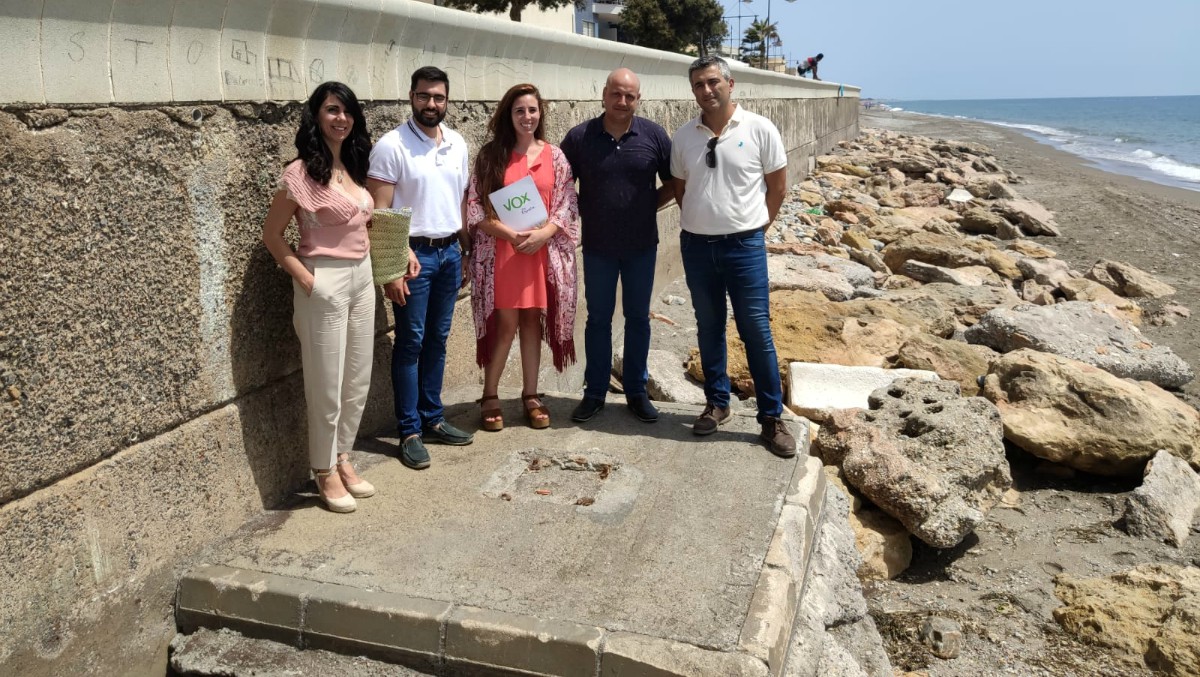 La diputada nacional Rocío de Meer (en el centro), junto a los concejales de VOX en El Ejido Germán Arqueros, José Cristian Callejón y Almudena Martínez, y al diputado autonómico por Andalucía Rodrigo Alonso, en la playa de Balerma.