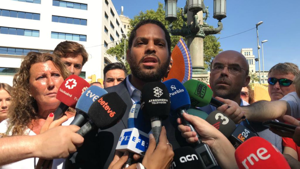 Ignacio Garriga y Jorge Buxadé, diputado nacional y eurodiputado de VOX respectivamente, atienden a los medios de comunicación durante la jornada de homenaje a las víctimas de los atentados de Barcelona.