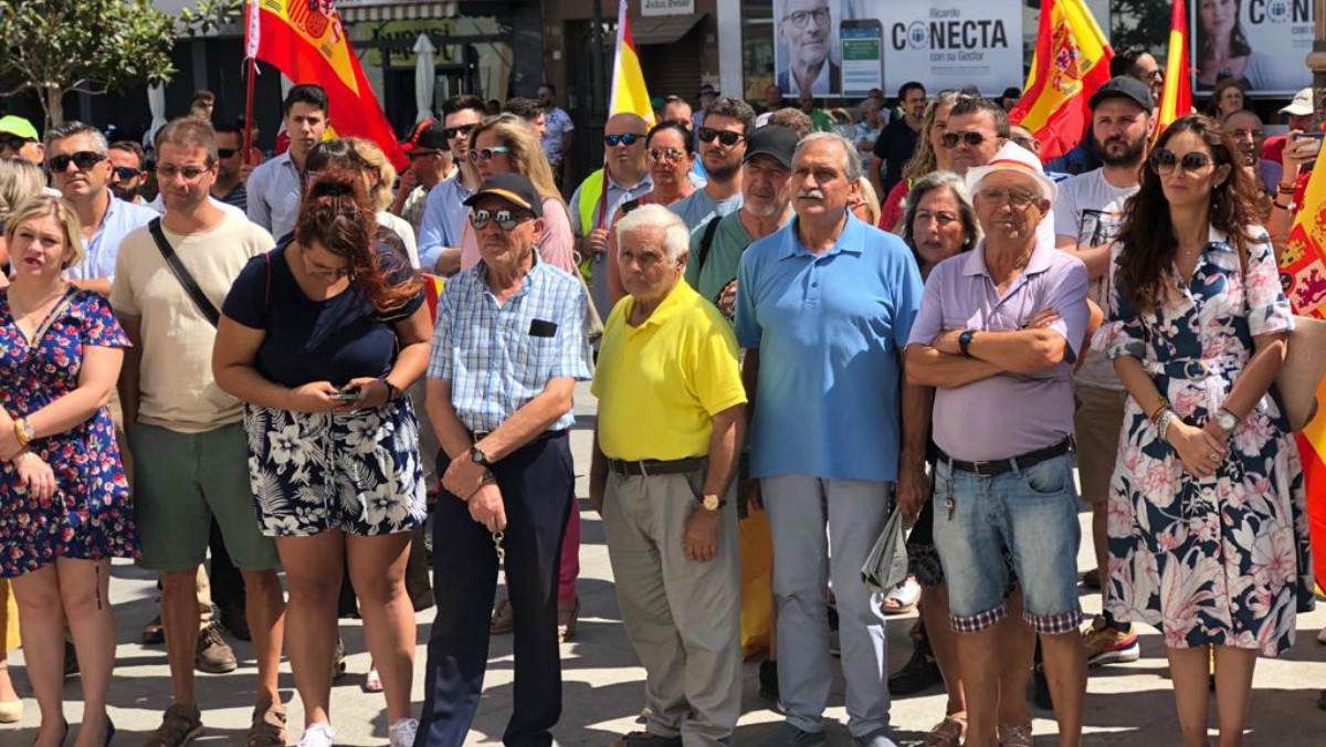 Concentración de VOX por una inmigración segura en Roquetas de Mar.