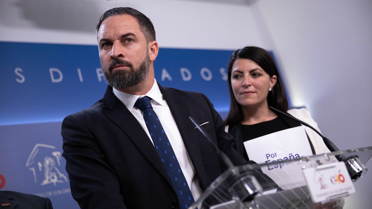 El presidente de VOX, Santiago Abascal, y la secretaria general del grupo parlamentario, Macarena Olona, comparecen ante la prensa.