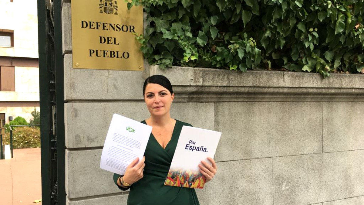 La secretaria general, Macarena Olona, frente a la sede del Defensor del Pueblo.