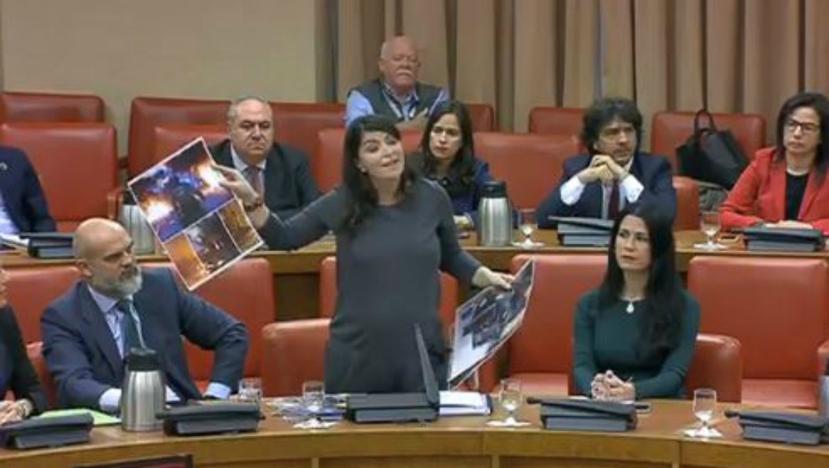 En la imagen, Macarena Olona intenta que Meritxell Batet le conceda la palabra