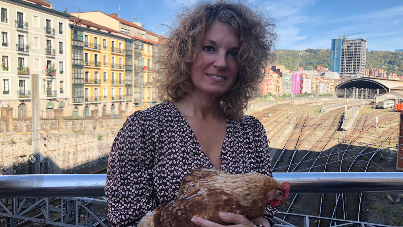 Nereal Alzola, en la imagen con "el único AVE que va a llegar a Bilbao"