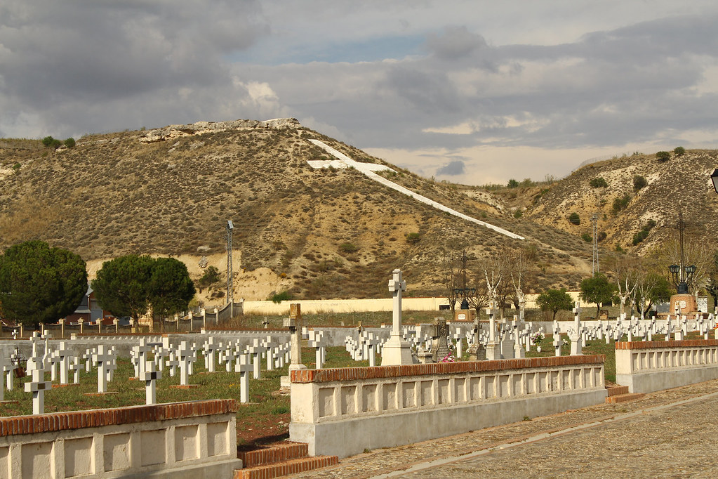 cruces del cementerio de paracuellos