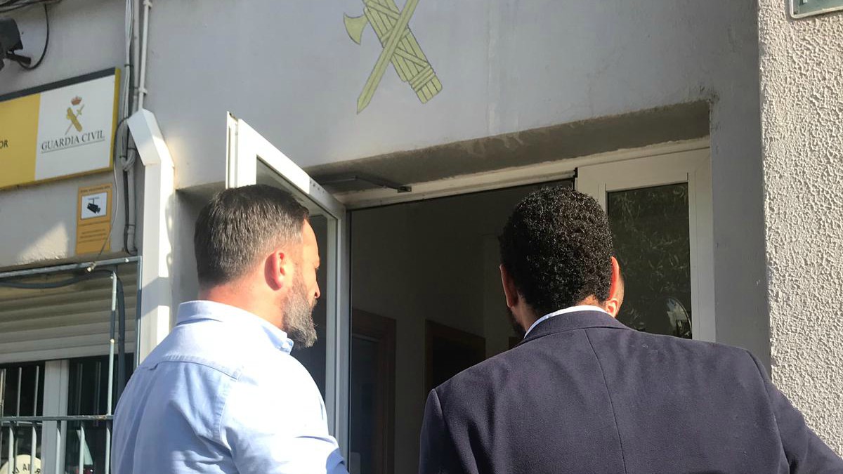 El presidente de VOX, Santiago Abascal, junto al diputado por Barcelona, Ignacio Garriga.