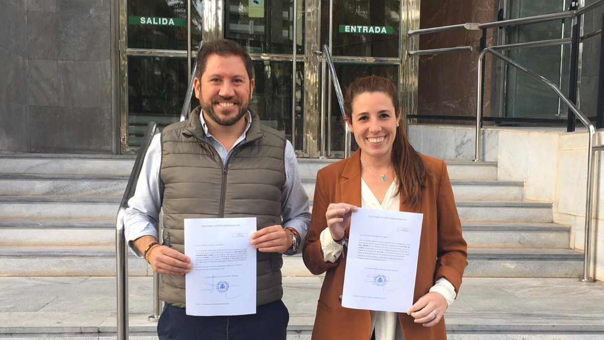 Rocío y Carlos con sus actas