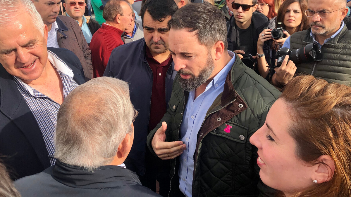 Abascal hablando con agricultores