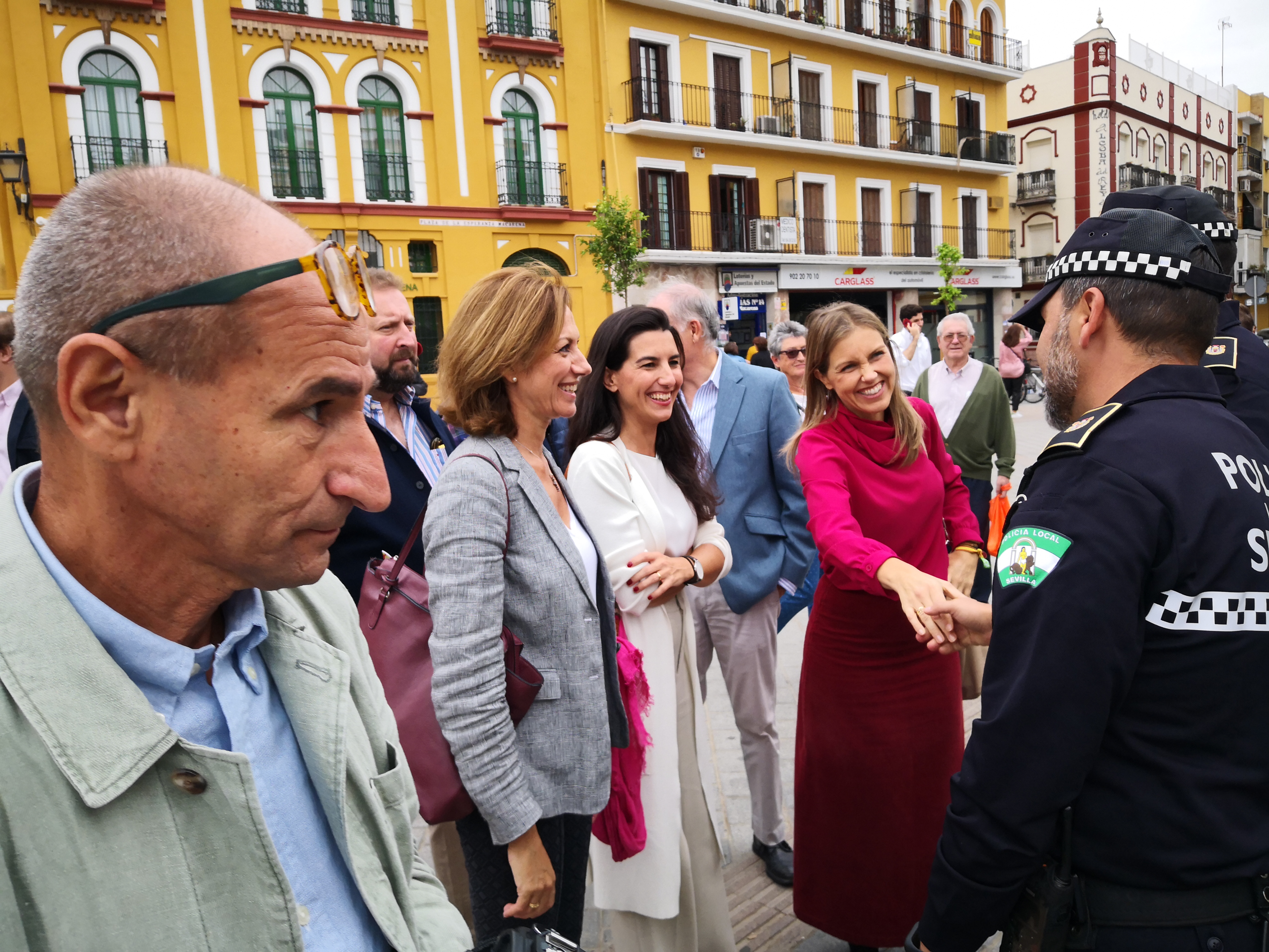 Cristina Peláez saluda a un agente de la Policía Local