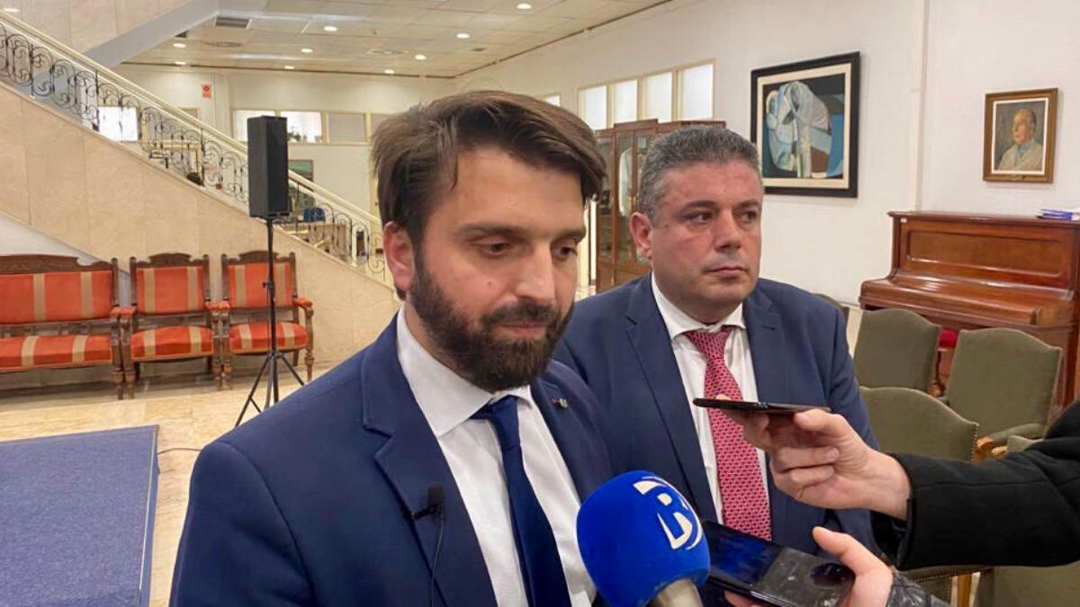 Imagen de lo diputados de Almería atendiendo a los medios