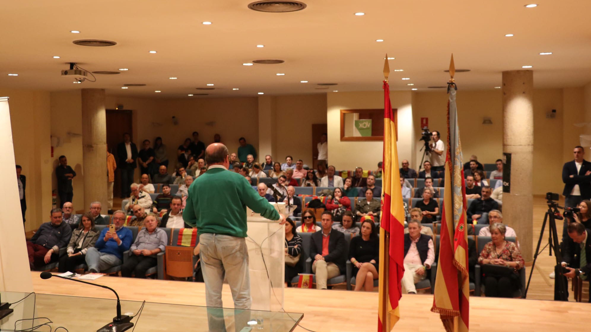 Gil Lázaro ante el auditorio lleno de Torrente