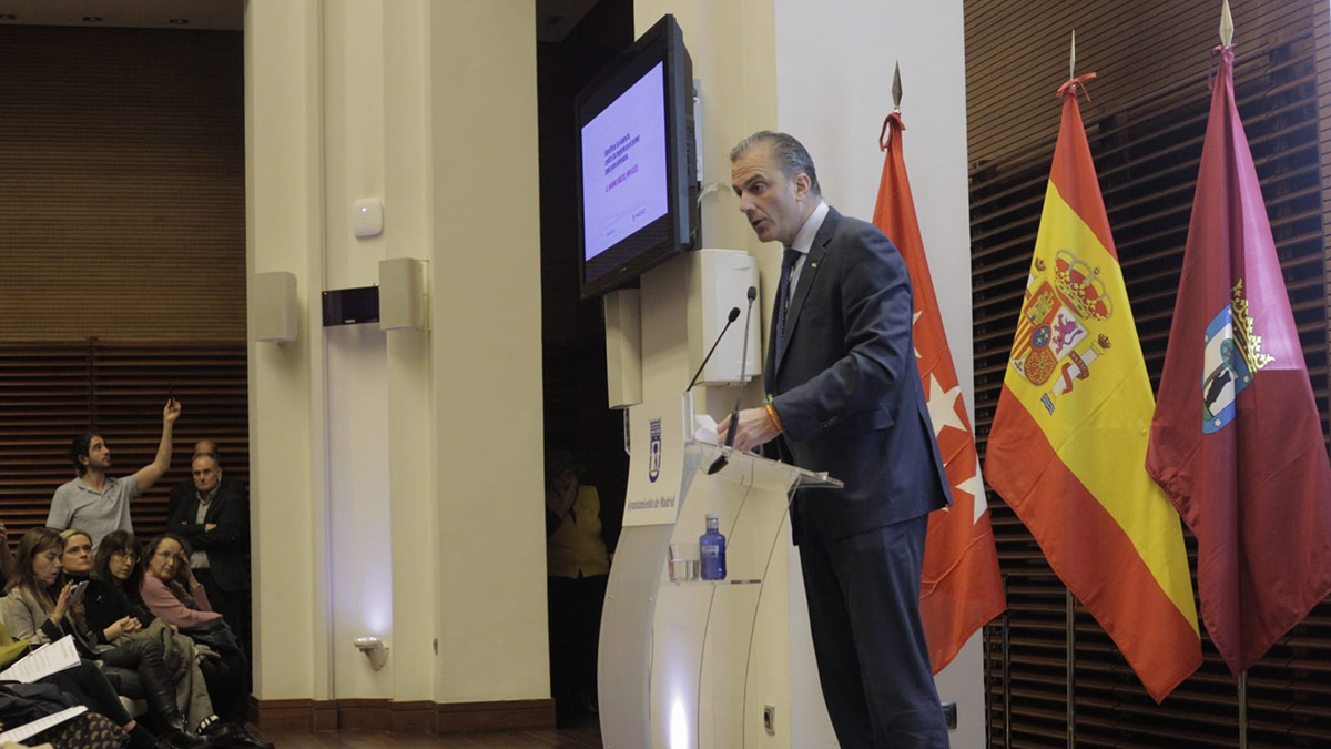 Javier Ortega durante su intervención en el Ayuntamiento de Madrid