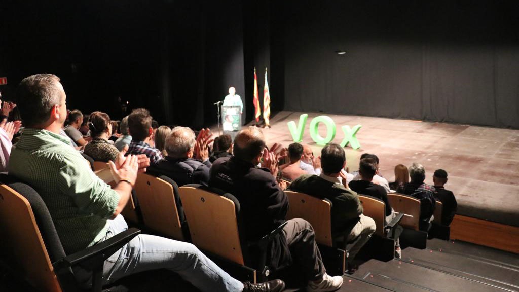 La multitud de asistentes al acto de Onteniente aplaude entusiasmada