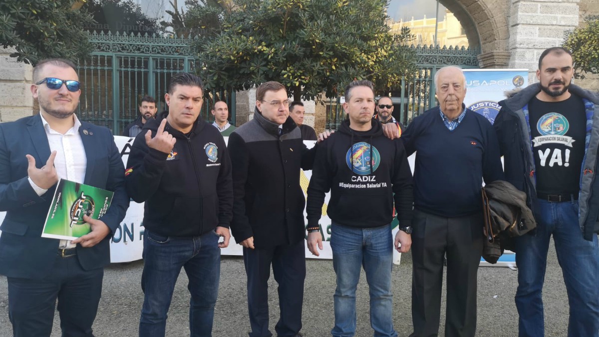El diputado por Cádiz, Carlos Zambrano, junto a los representantes de Jusapol