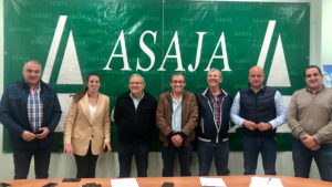 Representantes de ASAJA junto con Rocío De Meer y Rodrigo Alonso