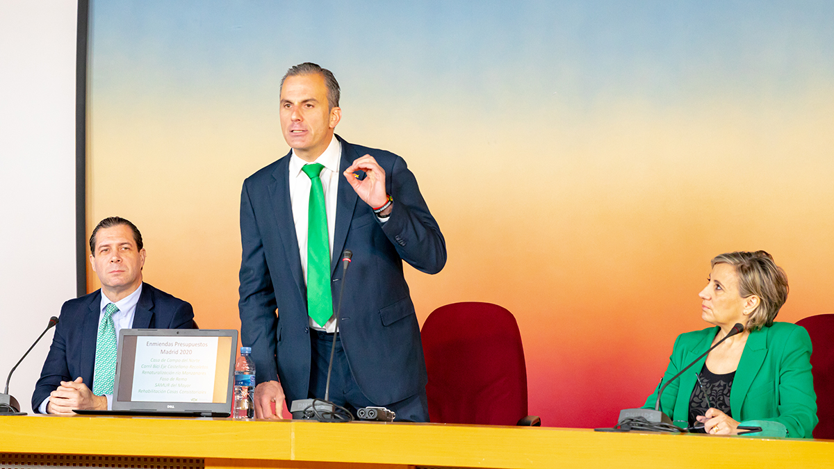 En la imagen, Javier Ortega junto a los concejales del Ayuntamiento de Madrid del Grupo Municipal VOX