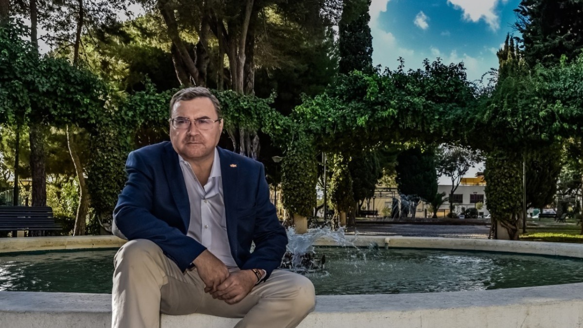 zambrano dona su sueldo a una asociación de mayores