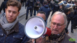 Aizcorbe lee el manifiesto acompañado por Alberto Tarradas.