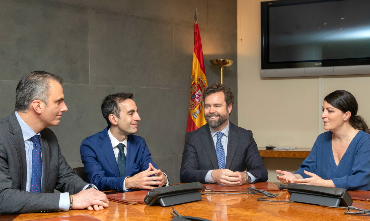 Javier Ortega, Macarena Olona e Ivan Espinosa reciben a la Plataforma por la Independencia Judicial