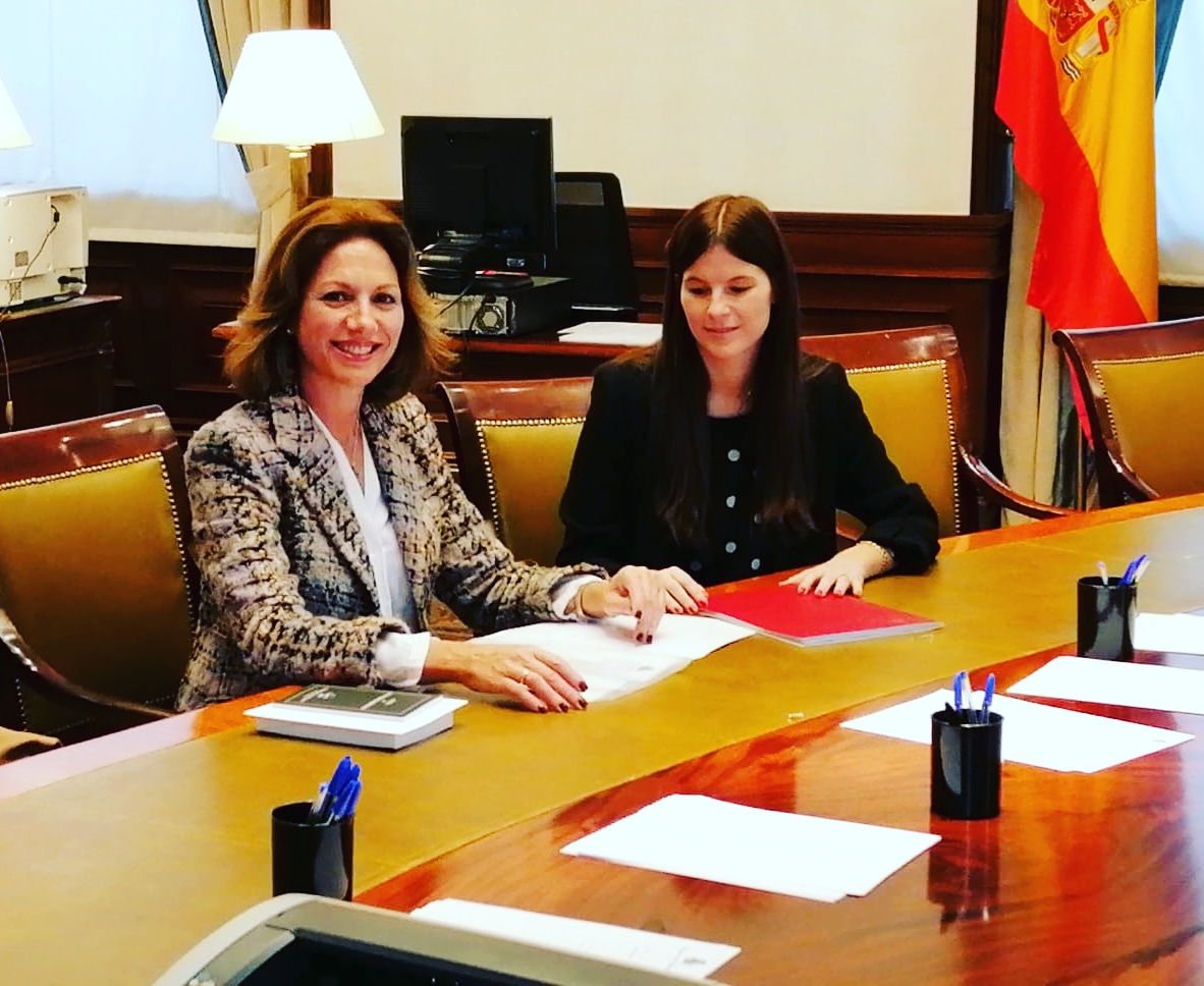 Reyes Romero recibiendo su acreditación