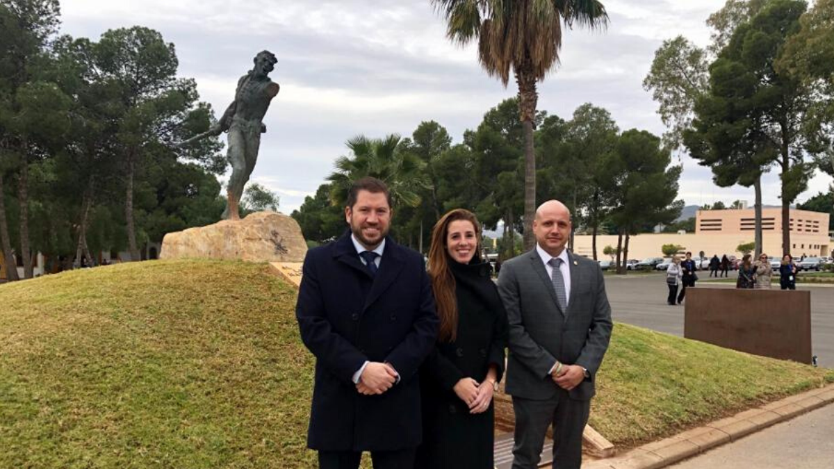 Los diputados de VOX frente al monumento al Legionario Juan Maderal Oleaga