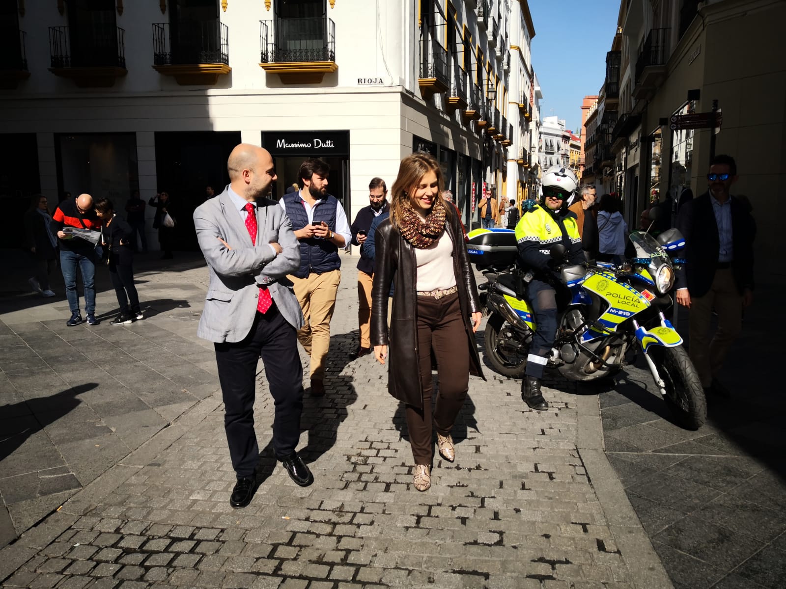 Concejales de VOX Sevilla en calle Tetuán sin manteros