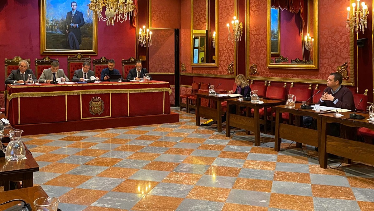 Onofre Miralles, portavoz municipal de VOX en el Ayuntamiento de Granada, durante la comisión de Contratación.