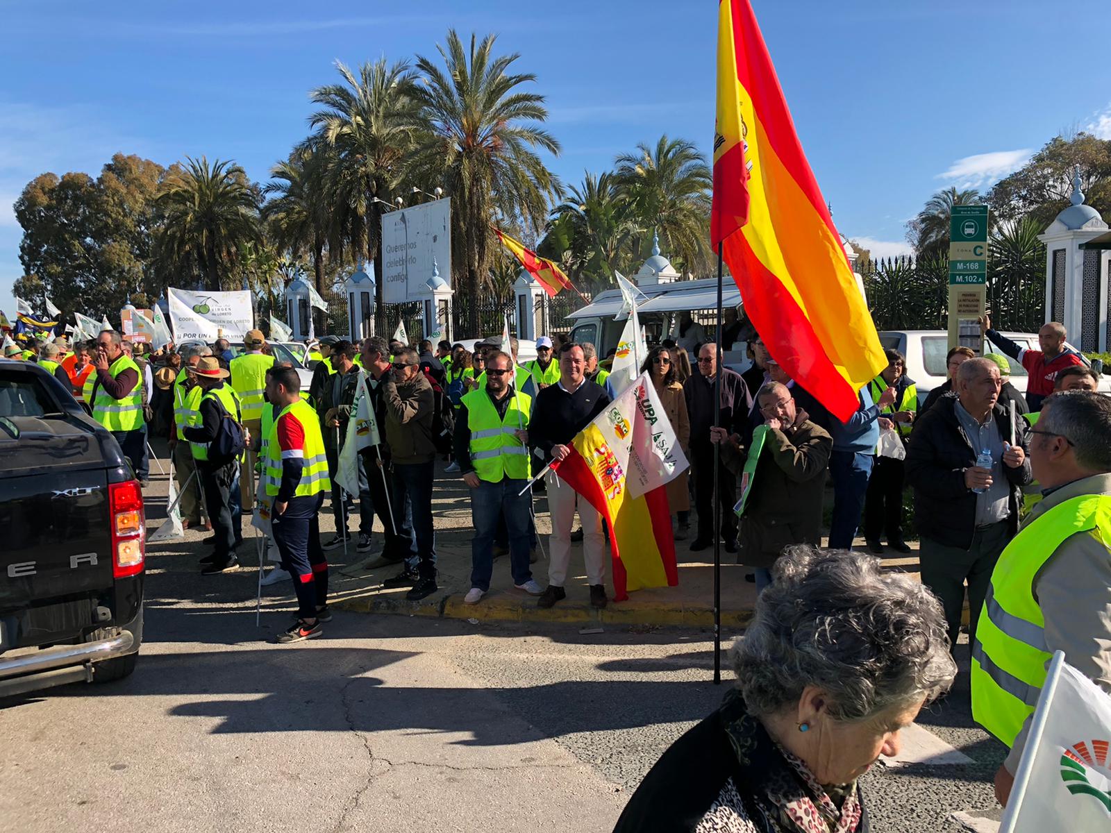 Carlos públicos de VOX Sevilla en la movilización de los agricultores