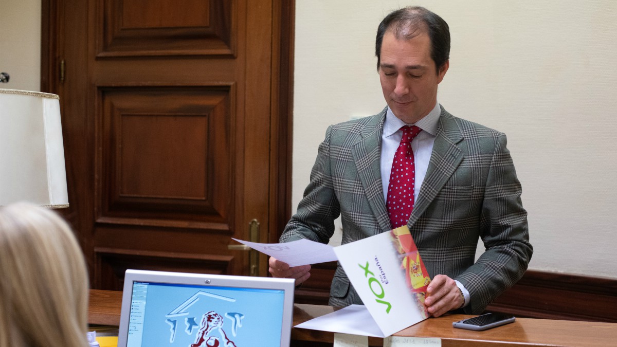 Víctor González, portavoz del GPVOX en la Comisión de Iberoamérica, registra las preguntas parlamentarias.