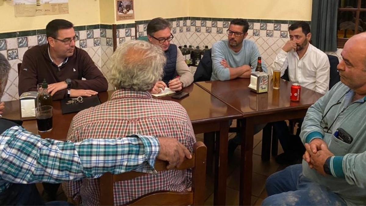 manuel gavira se reune con el mundo rural de arcos