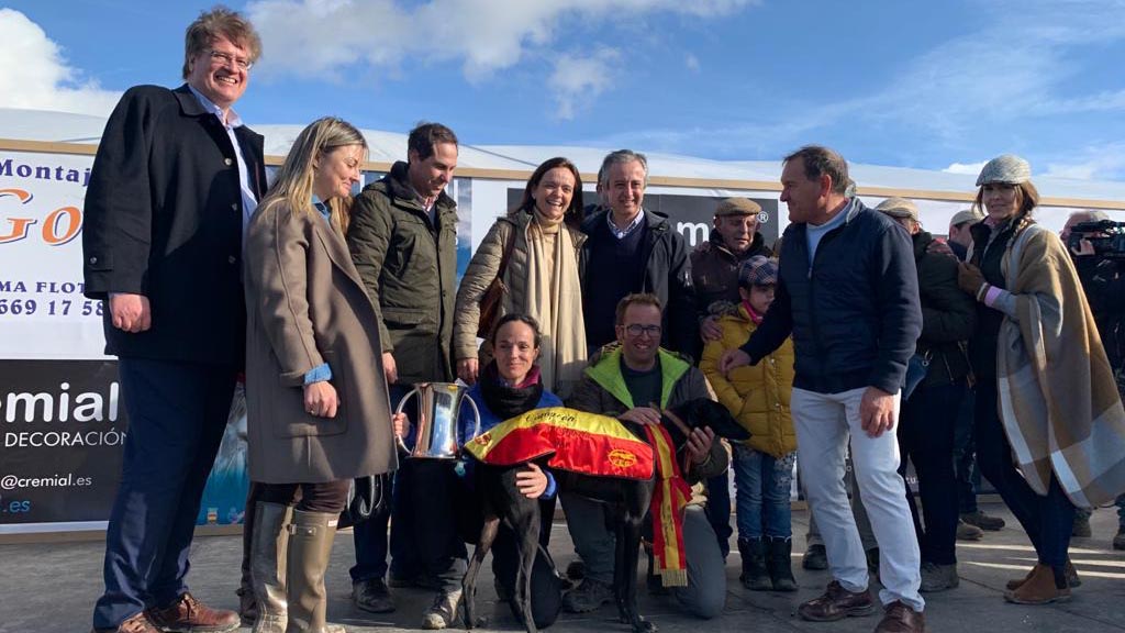 Nuestros diputados con la galgo ganadora