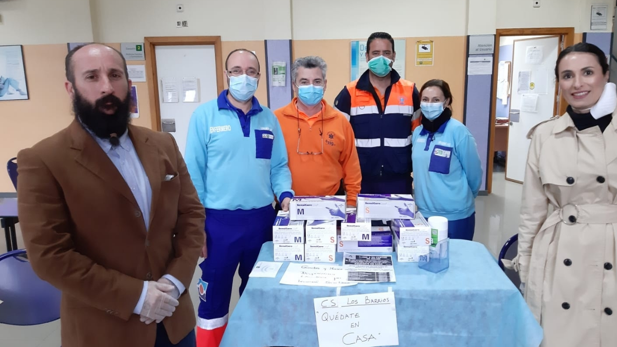 vox los barrios dona 2000 guantes a los centros de salud