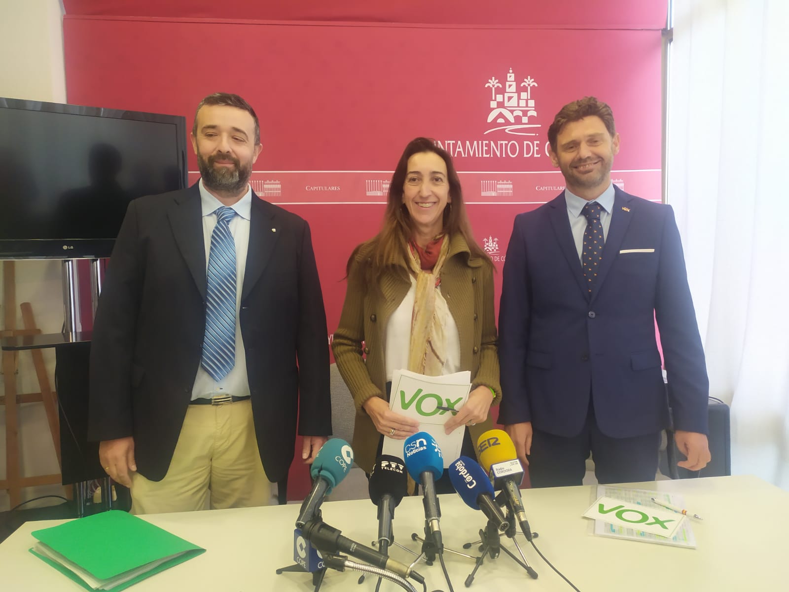 Manuel Chamber, asesor económico, junto a los ediles municipales