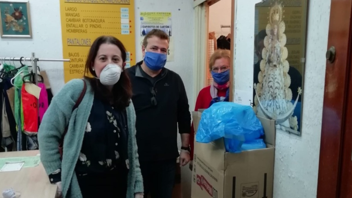 voluntarios de vox donan tela para confeccionar 13000 mascarillas