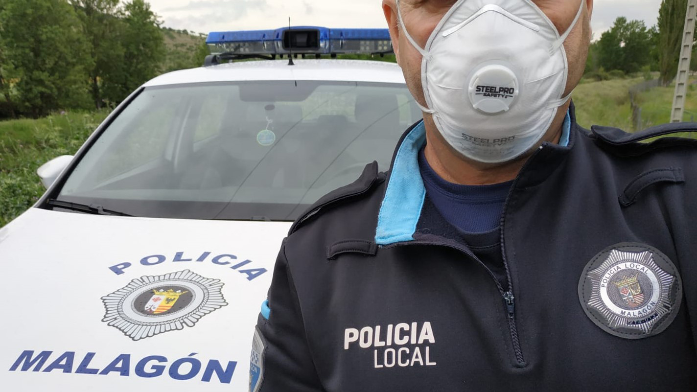 En la imagen, un agente de la Policía Local