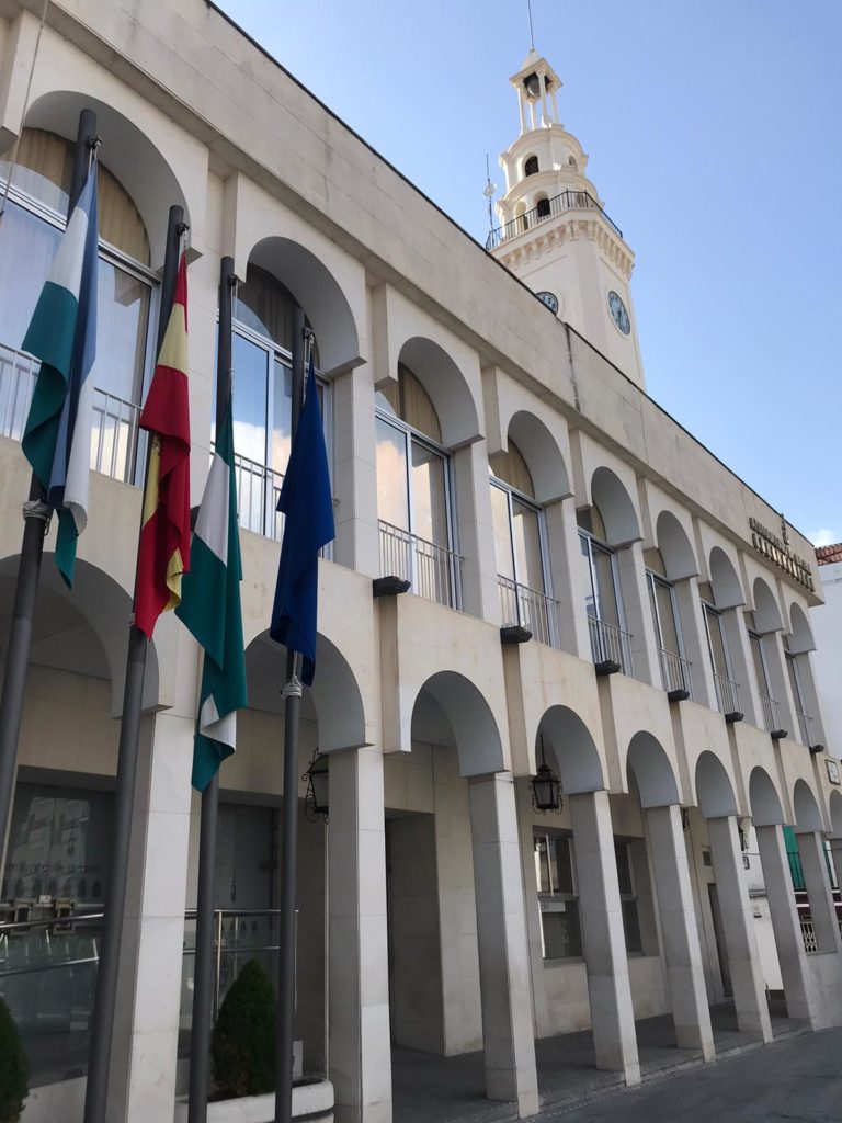 Ayuntamiento de Lucena, a media asta sólo la andaluza
