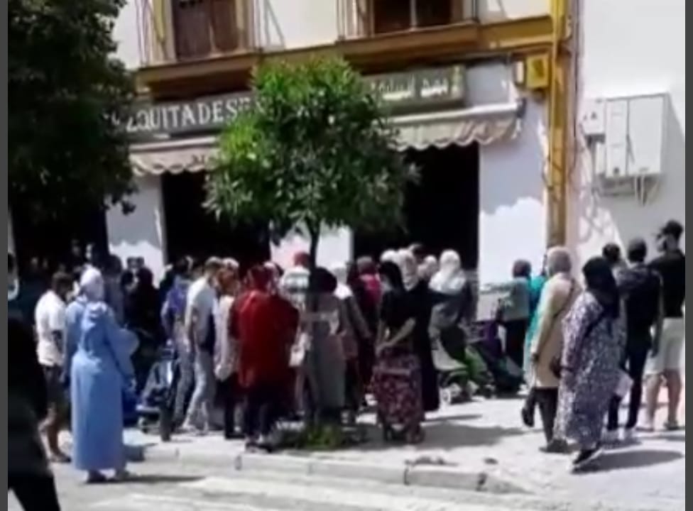 Personas incumpliendo las medidas de sehuridad en la Mezquita de Sevilla