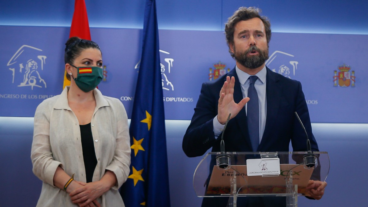 Iván Espinosa de los Monteros y Macarena Olona, en la sala de prensa del Congreso.