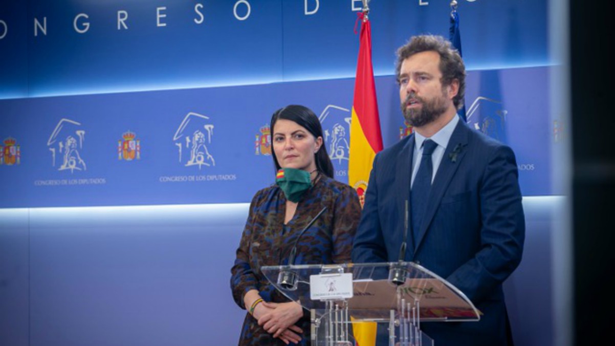 Iván Espinosa de los Monteros y Macarena Olona en la sala de prensa del Congreso.