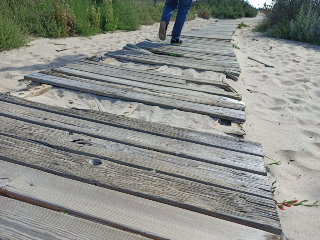 estado de la pasarela de acceso a la playa de camposoto
