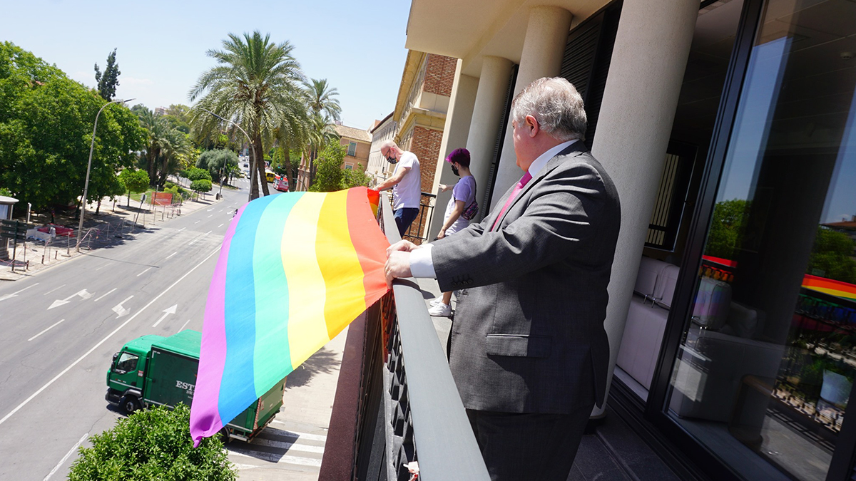Delegado del Gobierno en Murcia colocando la bandera LGTB