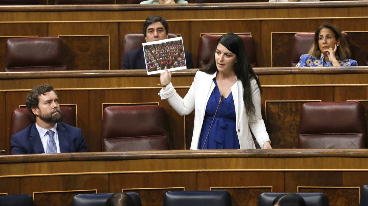 Macarena Olona muestra una foto desde su escaño en el Congreso.