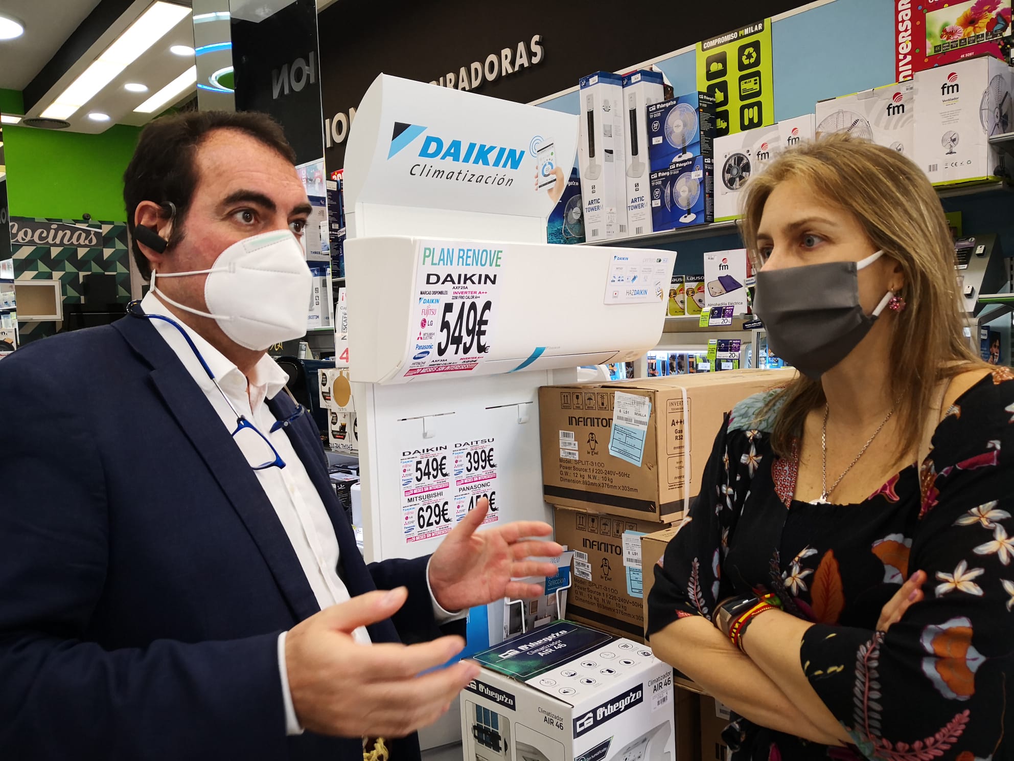 Cristina Peláezx visita un comercio del centro de Sevilla