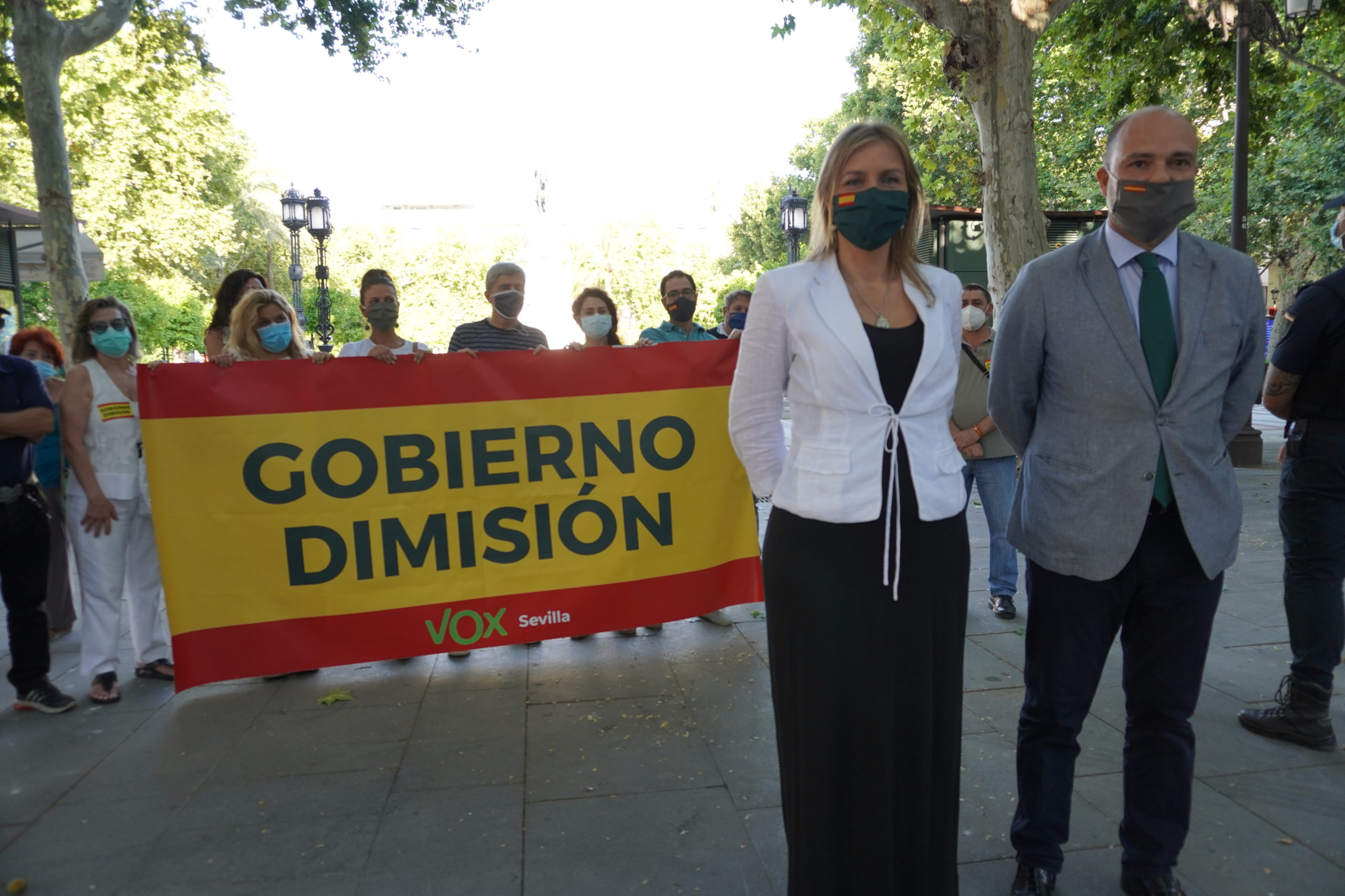 Afiliados VOX Sevilla piden dimisión del Gobierno a la llegada de Carmen calvo al Ayuntamiento de Sevilla