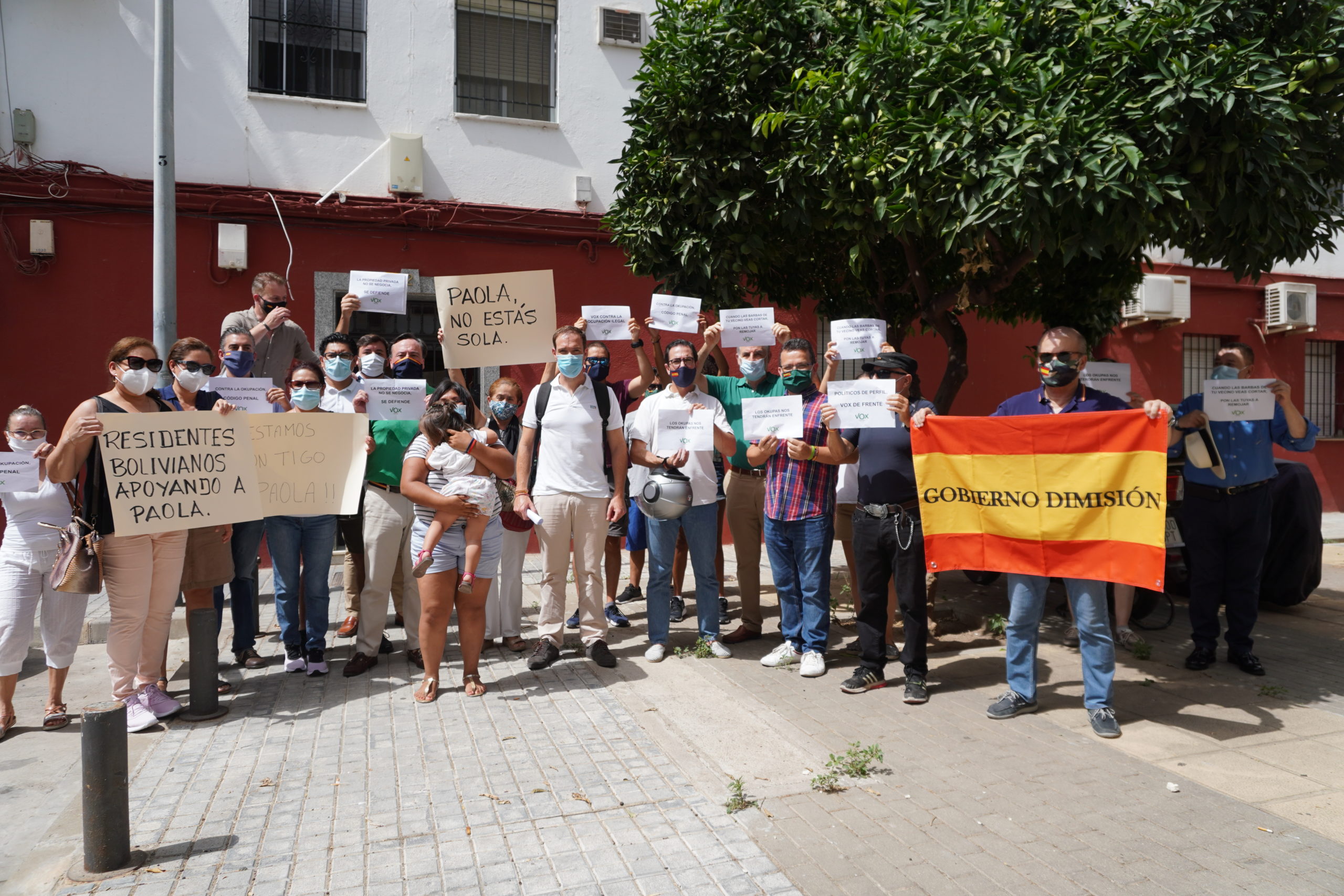 El presidente de VOX Sevilla, Javier Cortés, junto al diputado provincial, Rafael García Ortiz, varios concejales de municipios de la provincia y miembros de la directiva sevillana del partido, se han desplazado este mediodía frente al piso okupado en El Tardón