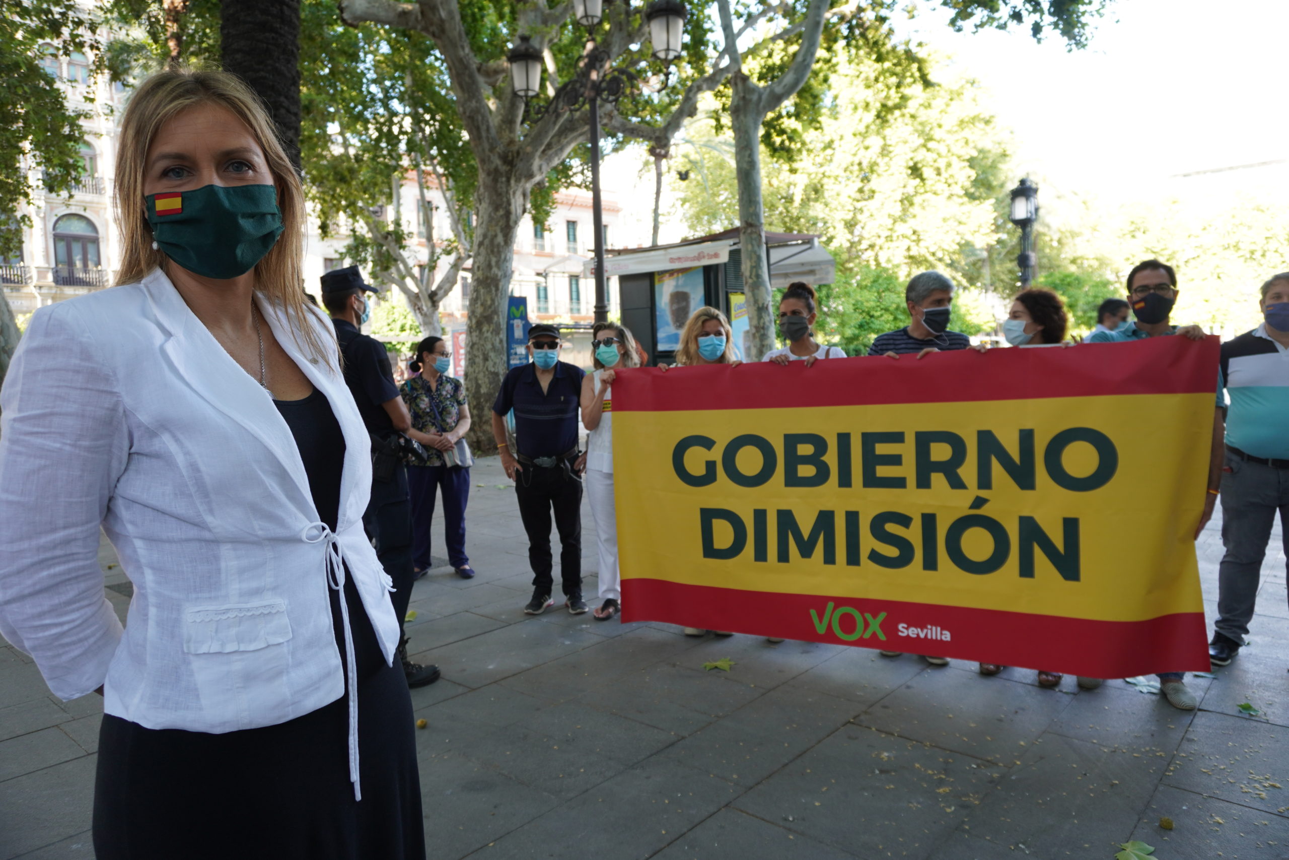 Ironiza sobre “la preocupación de los sevillanos por la agenda urbana y la movilidad sostenible” y subraya que “es un insulto a los españoles que peor lo están pasando, tirar el dinero en gasto ideológico puro y duro”