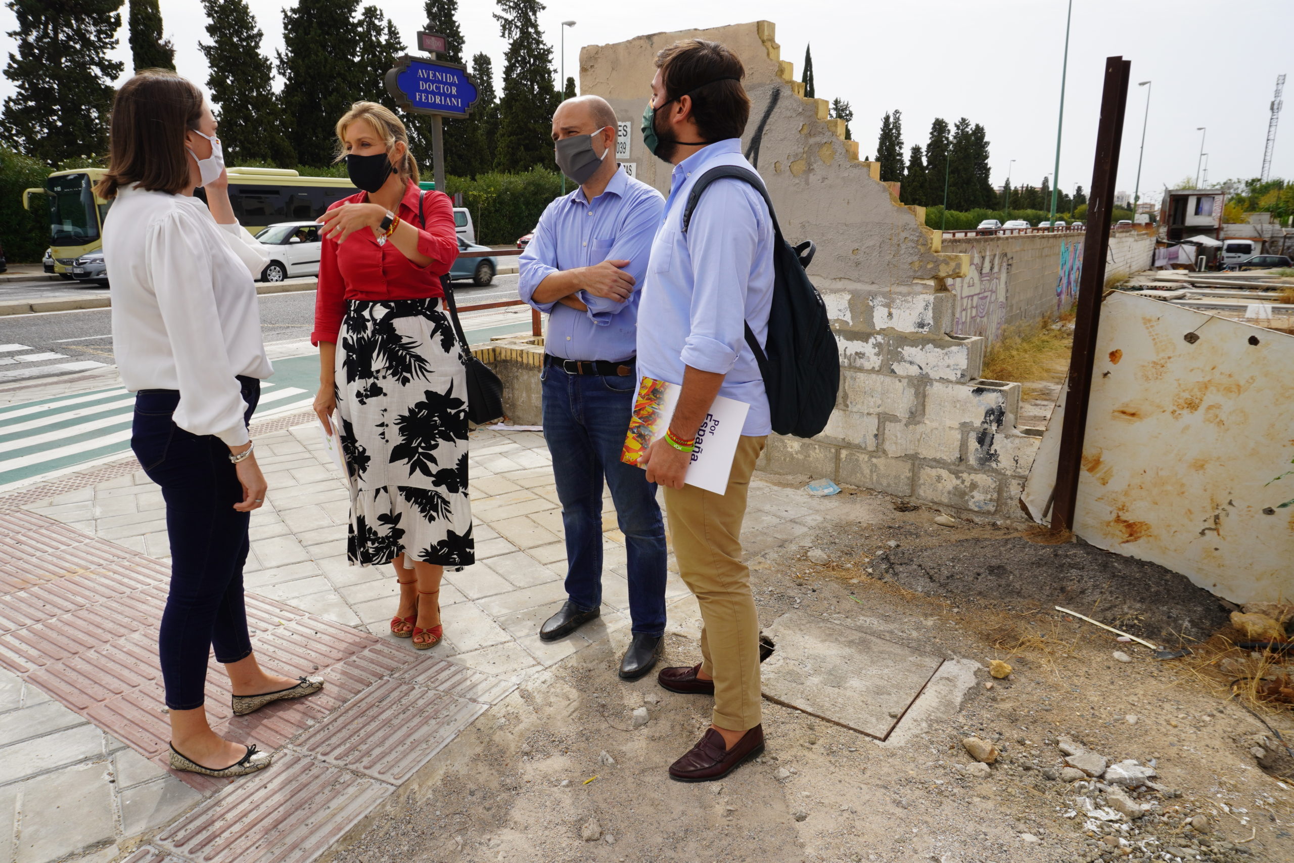 Acompañada del portavoz adjunto del Grupo Municipal VOX en el Ayuntamiento de Sevilla, Gonzalo García de Polavieja, Peláez ha mantenido encuentros con comerciantes y vecinos del barrio, quienes les han transmitido su miedo a que la zona siga degradándose, convirtiéndose en un foco de insalubridad e inseguridad.