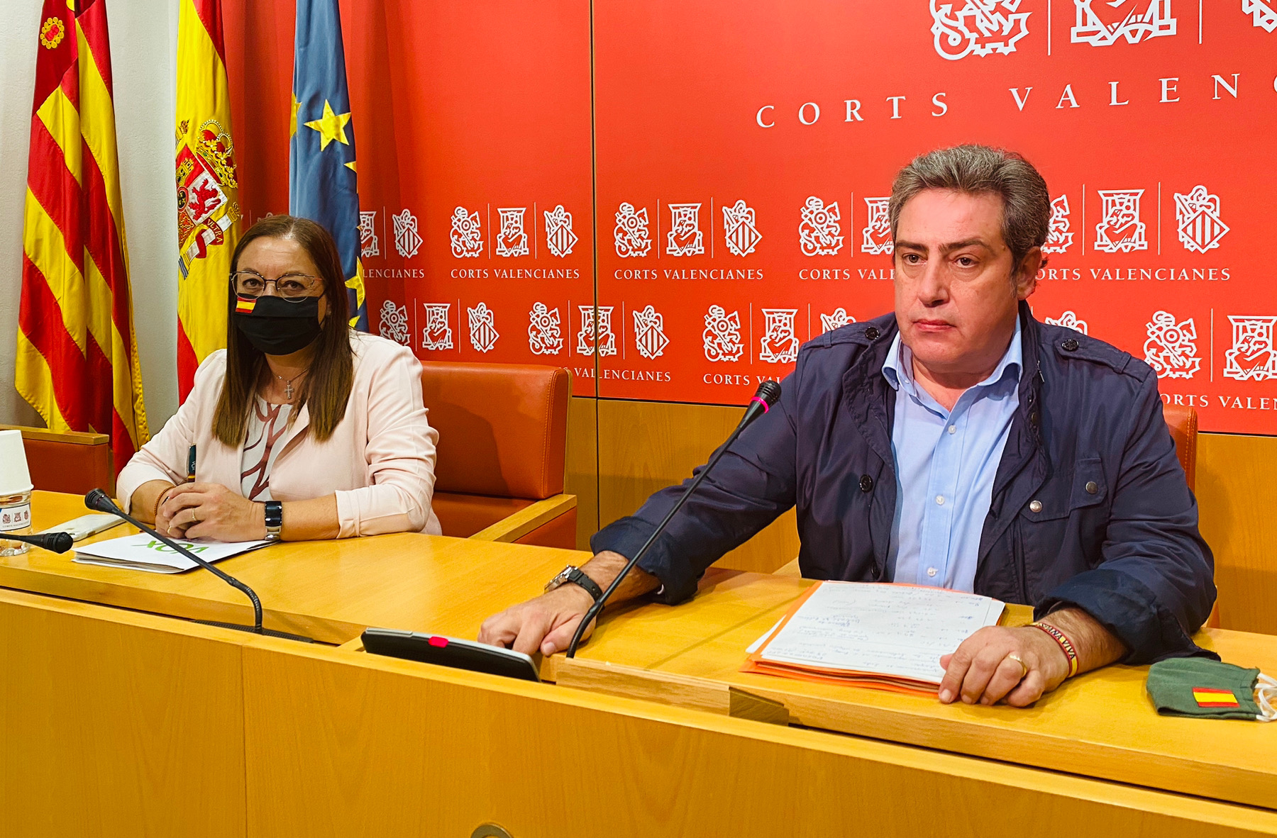 José María Llanos (derecha) junto a Llanos Massó durante la rueda de prensa en las Cortes Valencianas.