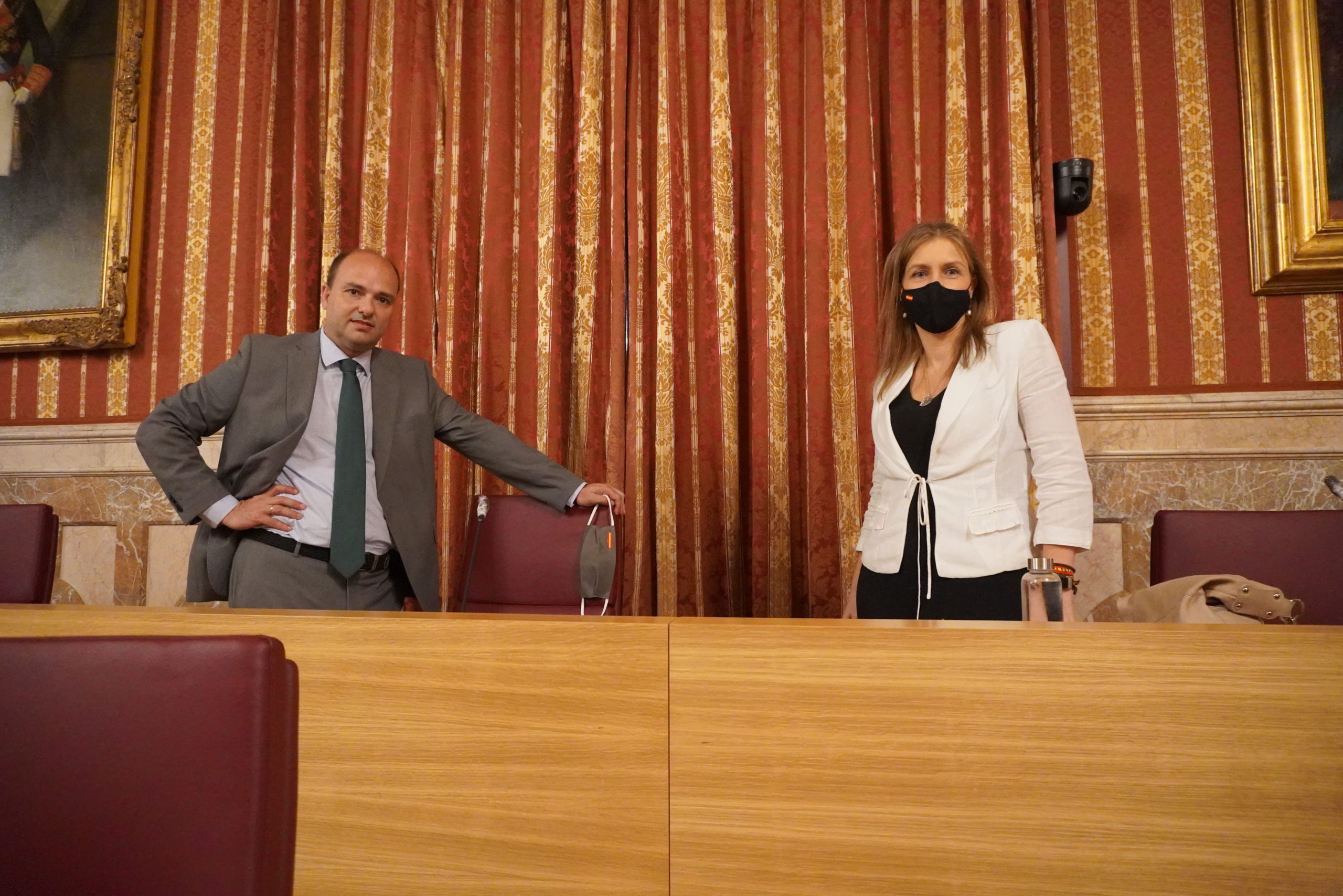 García de Polavieja ha lamentado que “los vecinos vuelven a denunciar la situación de una realidad que ha permanecido inalterable tras la limpieza, y que sigue esperando una solución definitiva, ya que la situación se ha agravado porque lo que ha propiciado la limpieza ha sido facilitar el acceso y asentamiento. Las acciones ejecutadas han provocado que para los chabolistas se haga mucho más sencillo levantar nuevos asentamientos cobijados tras los muros”.